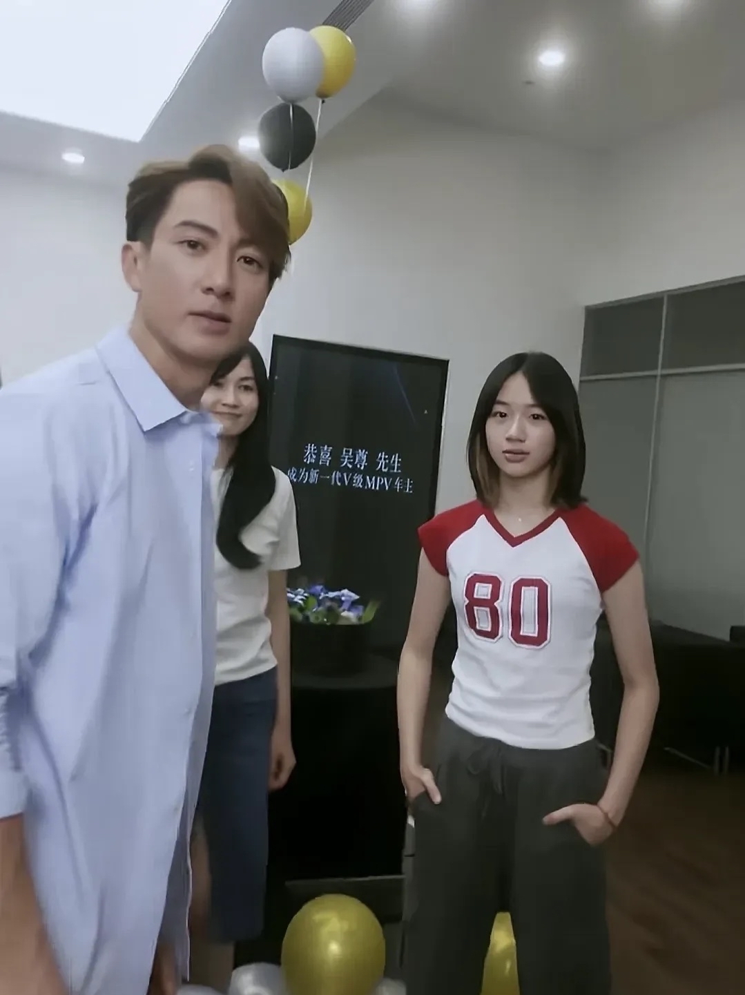 现在吴尊和老婆孩子定居在上海,平时出行确实需要大一点的座驾,他原来