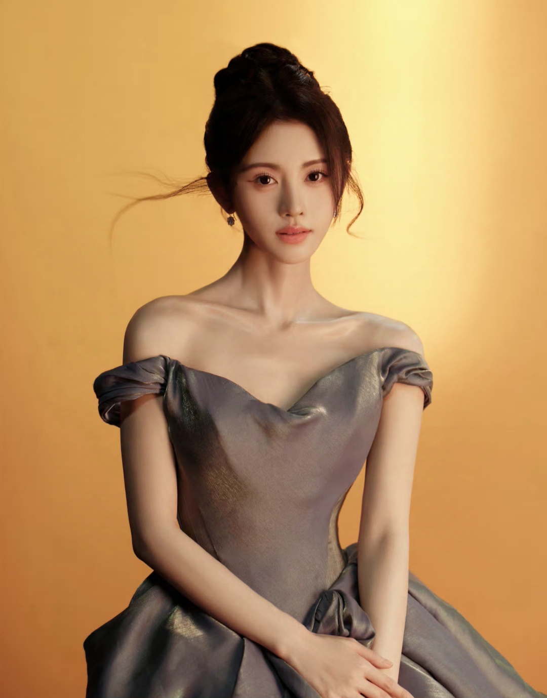 恬静优雅,妩媚多姿的鞠婧祎,一袭蓝色露肩礼服,闪烁着迷人的光芒,尽显