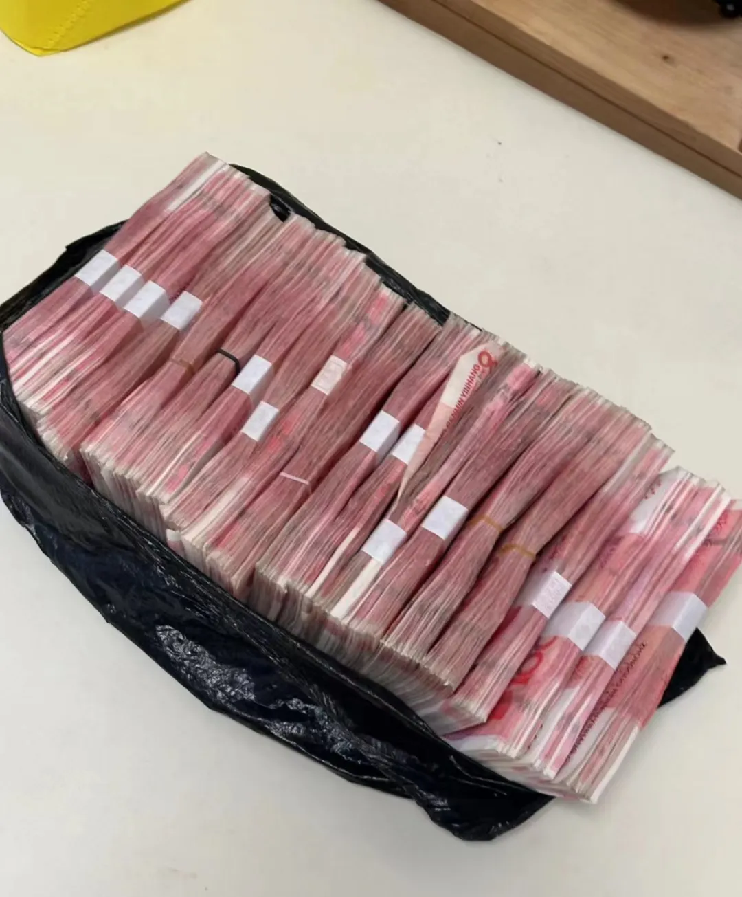 五年前,我家借给舅舅200000元