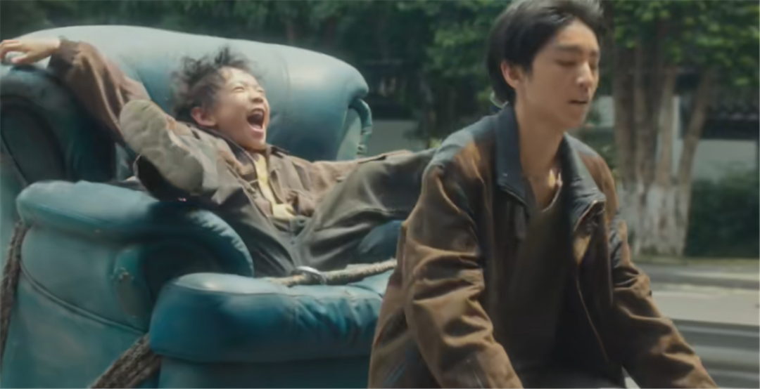 同样和小孩搭戏,把王俊凯与张子枫放在一起,差距就出来了