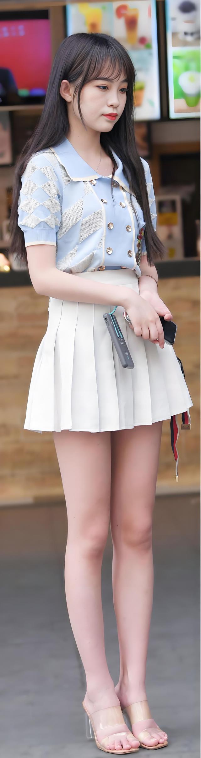 街拍新宠!都市小清新风,小姐姐百褶短裙演绎青春魅力