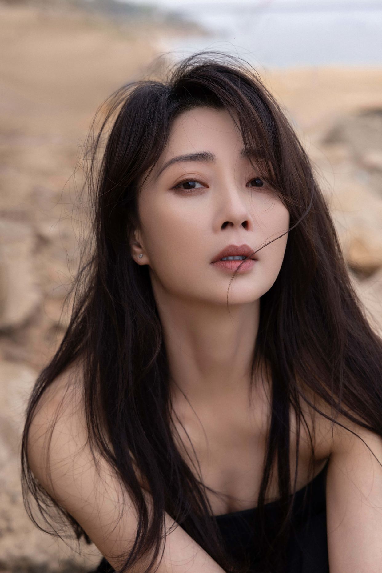 "  殷桃出生于重庆,外公给她取名"殷杜鹃",父亲觉得