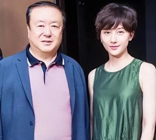 回顾尤小刚:三婚娶小30岁的周庭伊,生了两个儿子71岁不敢休息