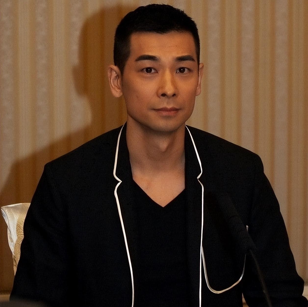 赵文卓曾为武打巨星,后销声匿迹9年,再出现因女儿留学风波