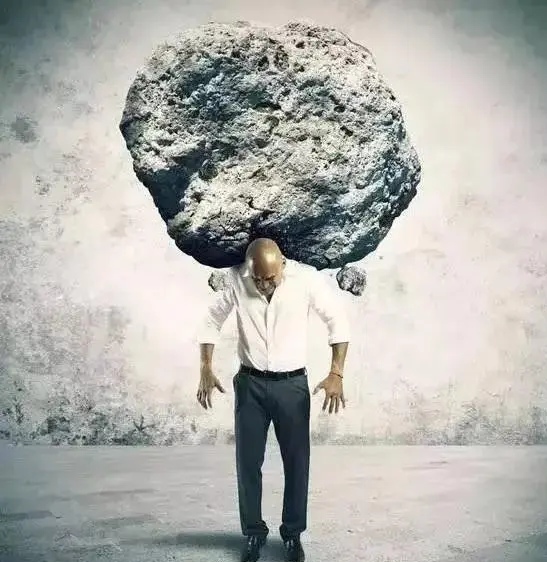 一块巨石压在肩上,如同人生的重负.压力山大,却不能停下脚步
