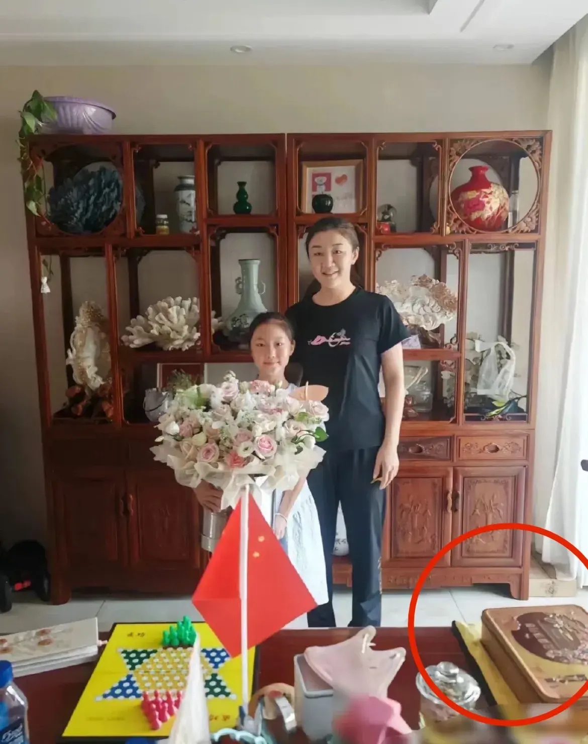9月17日陈梦在家过中秋晒出和家人合影桌子上的月饼引起网友观看这