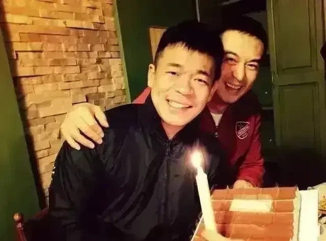 然后起身准备就走,没想到接下来张嘉译的一句话,让孙浩热泪盈眶,感恩