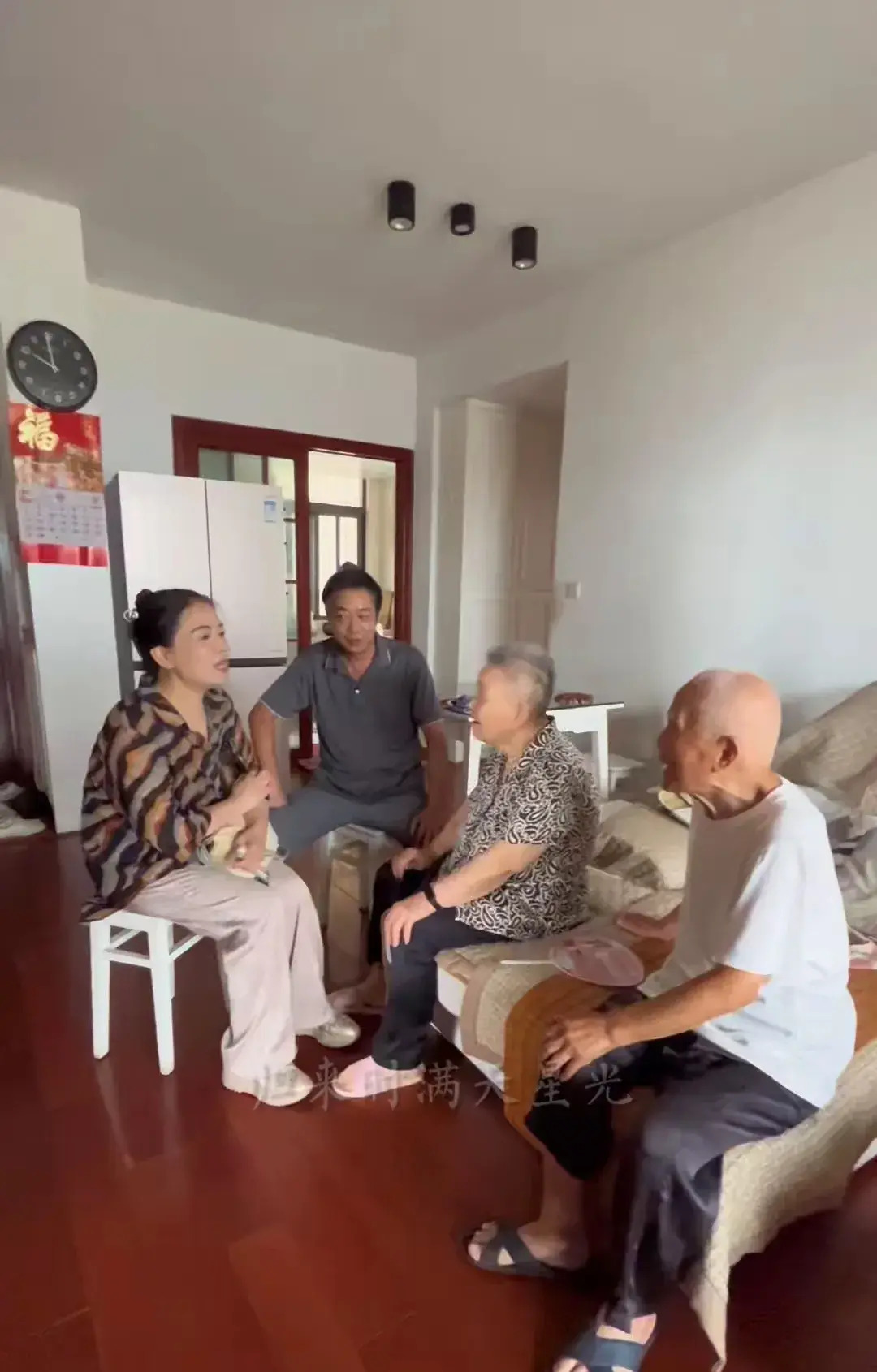 郭威一跳成名引热议许妈姚爸探望长辈爱心满满