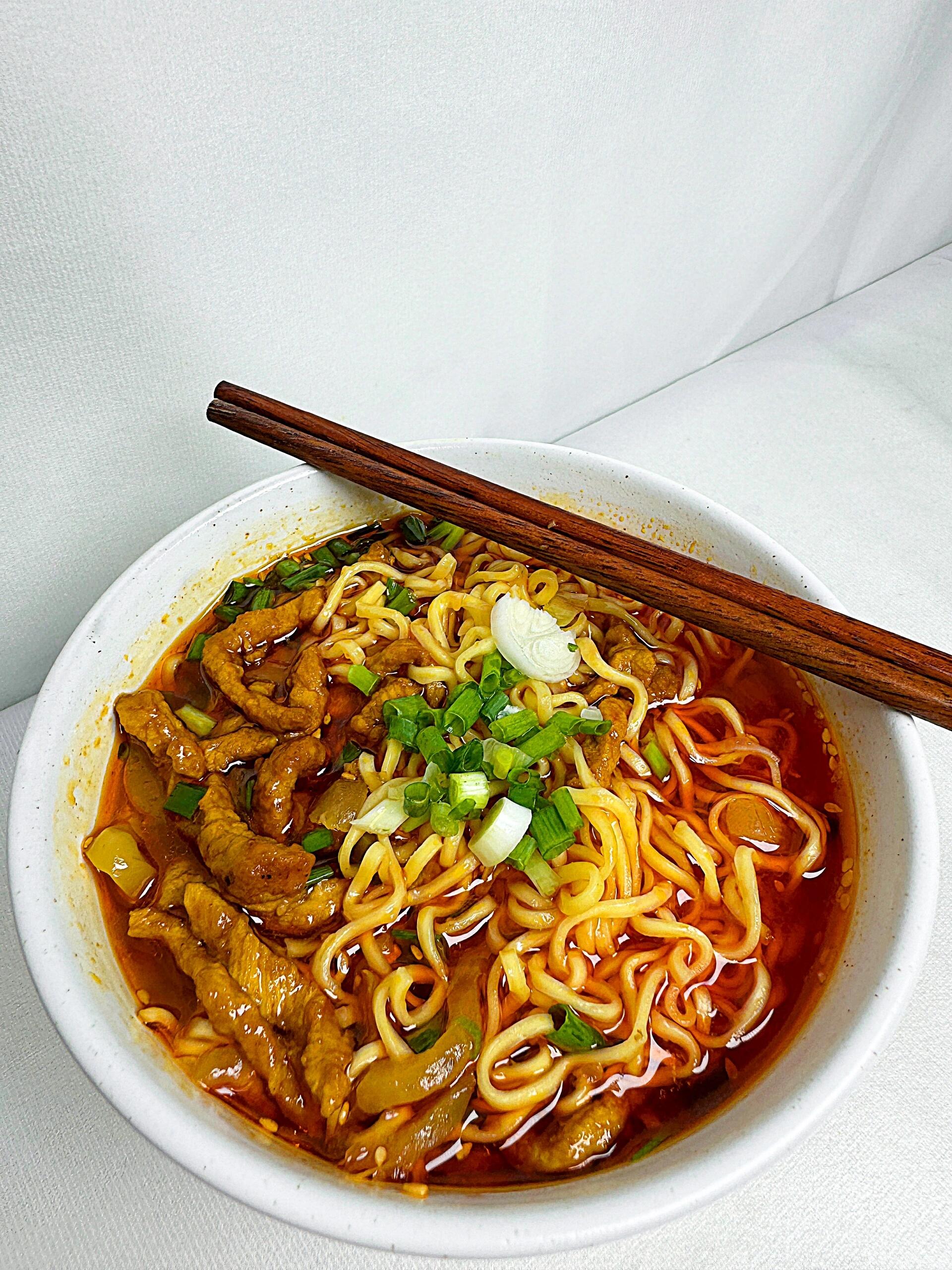 大家早上好!今天给大家分享一款简单又美味的早餐——榨菜肉丝面.