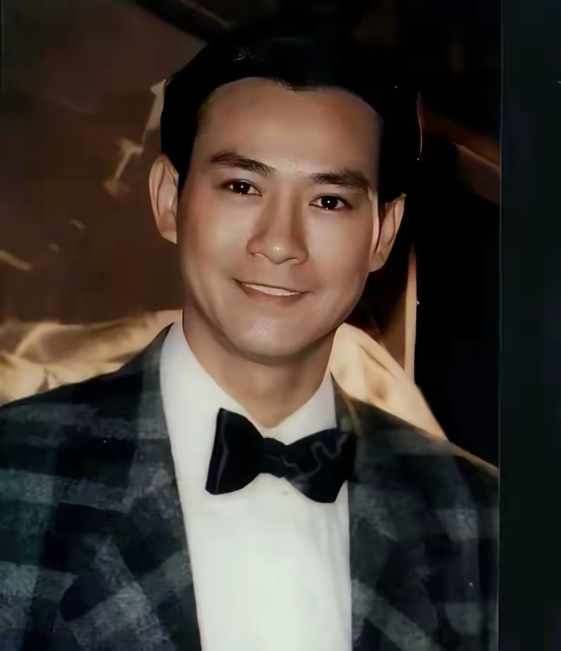 最帅郑少秋,百年一遇的男神,长相英俊,笑容迷人,他的五官轮廓如雕般
