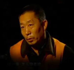 "09年内蒙古,老婆与情夫同床7年,他却默默隐忍夜夜睡沙发