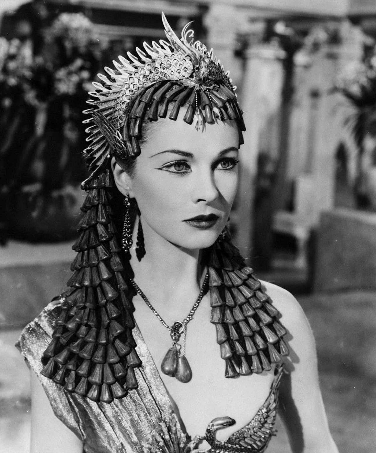 公元前30年,埃及艳后全身赤裸安详地躺在丝绸被单上,然后她深吸一口气