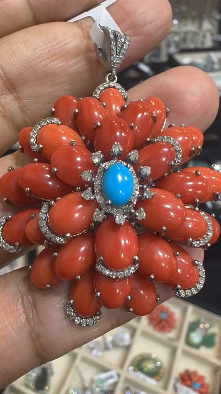 香港珠宝展上的展品:红珊瑚吊坠