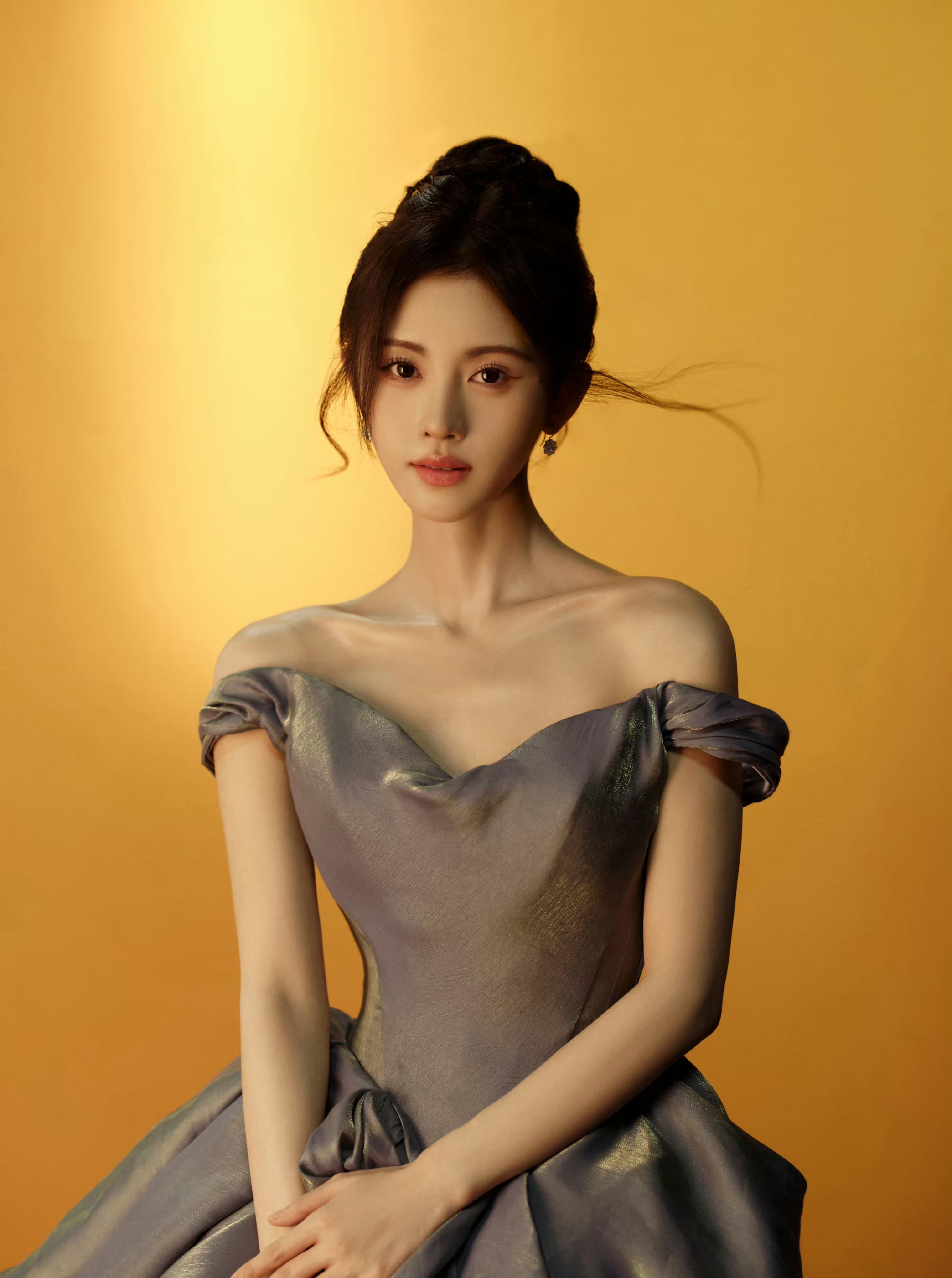 鞠婧祎这身礼服好像童话世界里走出来的公主,终于摆脱网红妆了,化妆师