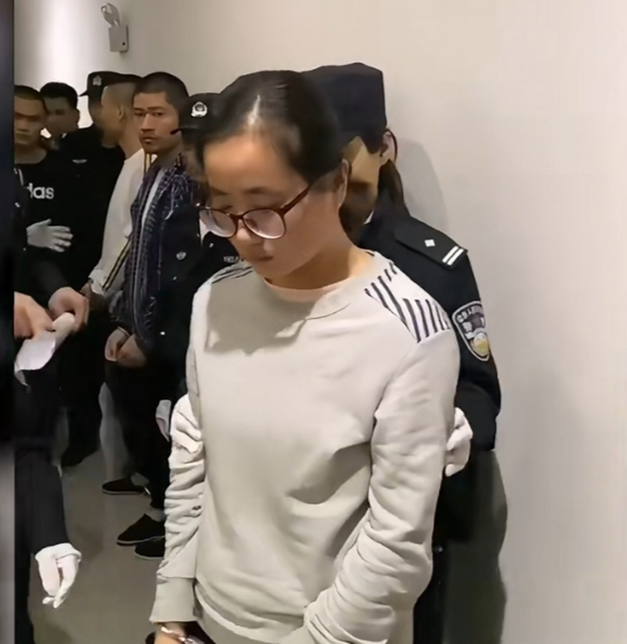 安徽90后女孩竟是黑老大,敛财百万嚣张炫富,被捕时还在读研究生