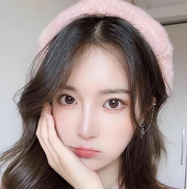看到一些女人脸抹了面粉一样,真心觉得不好看,但是有一些人妆容精致