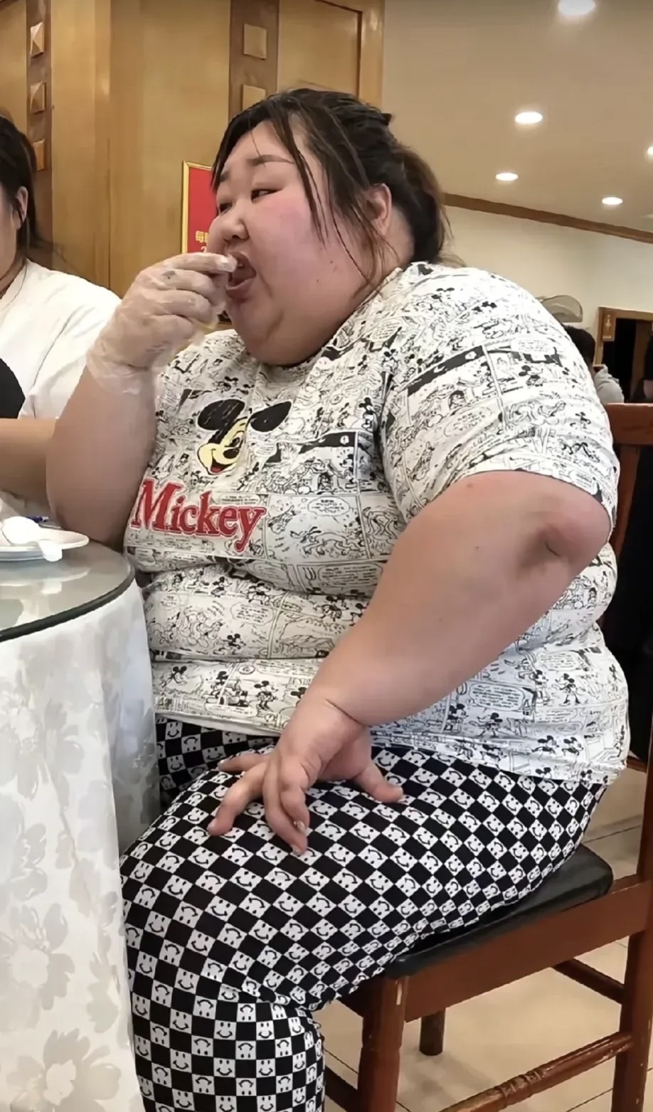 湖南一个300斤的胖妞去店里吃自助餐,她一次性将一整盆