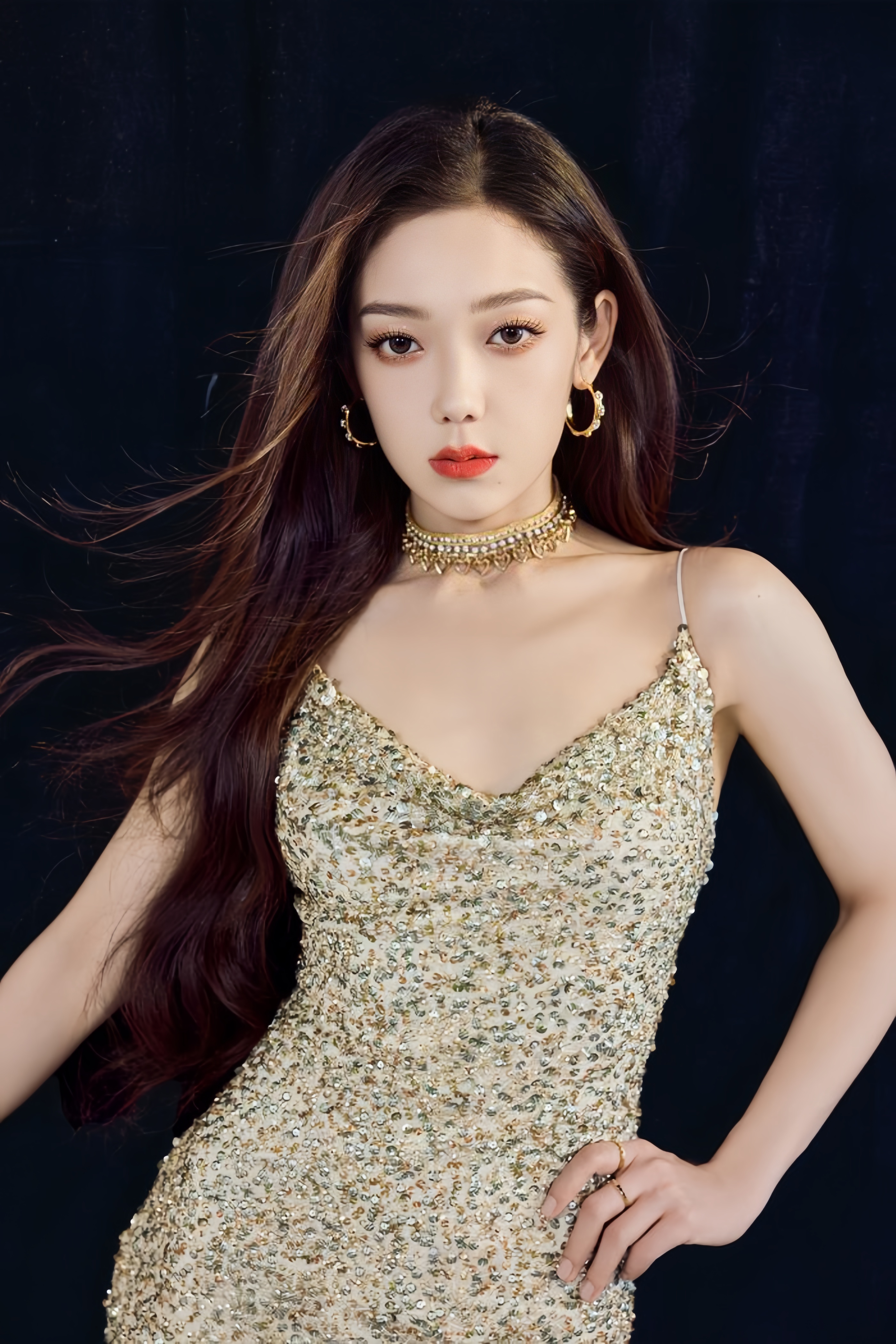 星光璀璨,希林娜依高亮闪闪吊带长裙写真,化身夜空中最亮的星