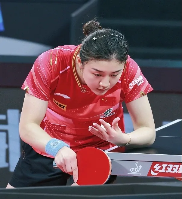 女乒主力球员陈梦,在巴黎奥运会乒乓球女单决赛中顶住各种压力,以4:2