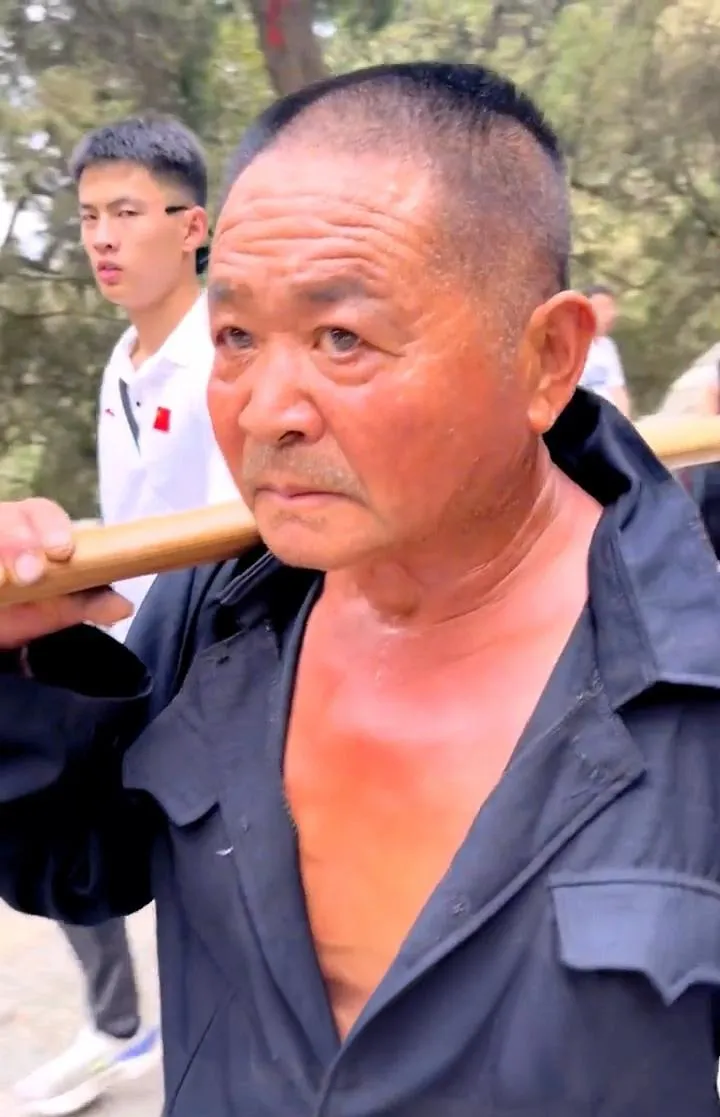 一位独臂父亲在泰山做挑山工30年,仅用一个肩膀撑起一个家,这展现了他