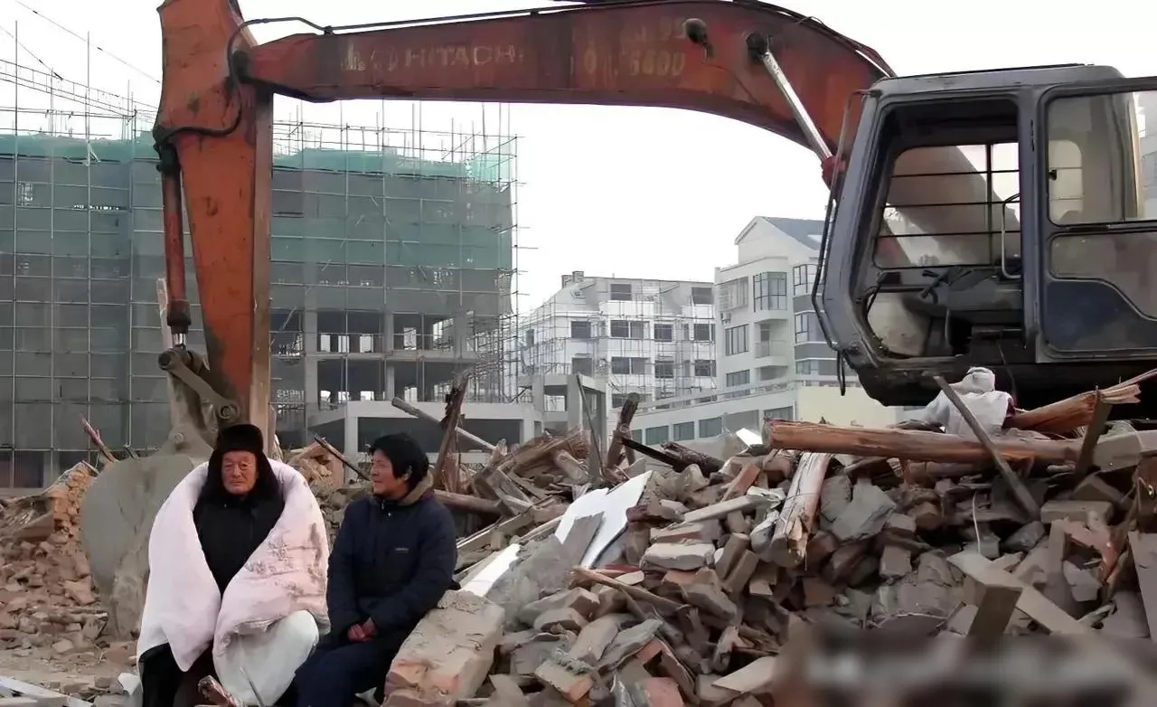 "江苏宿迁,女子老家即将拆迁,村委会说每平可以补偿2600元,拆迁队却说