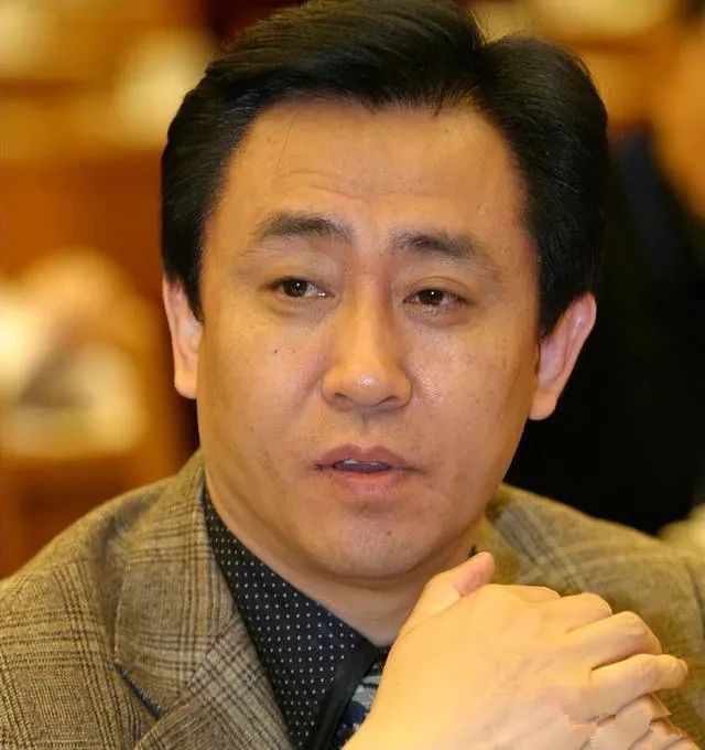 1999年,许家印靠开发珠海某小区赚到第一桶金后,就迫不及待去香港买了