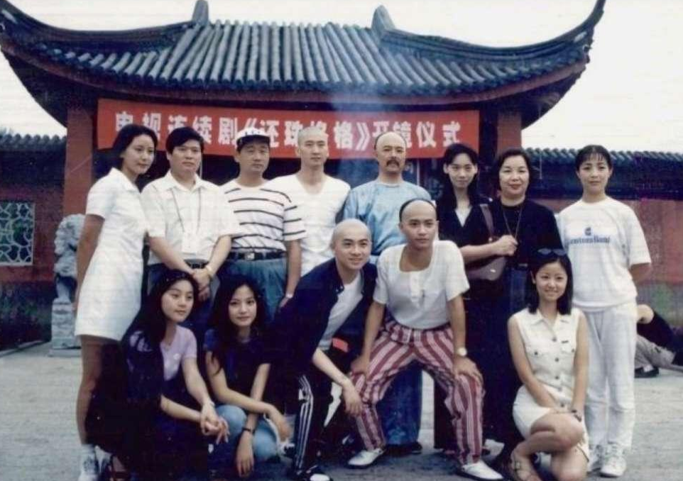 1996年,电视剧《还珠格格》开拍,剧组的几张合影引起"回忆杀"