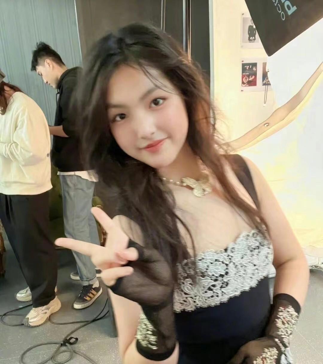 李小璐女儿太成熟,11岁肤白貌美染红发,五官堪称翻版李小璐