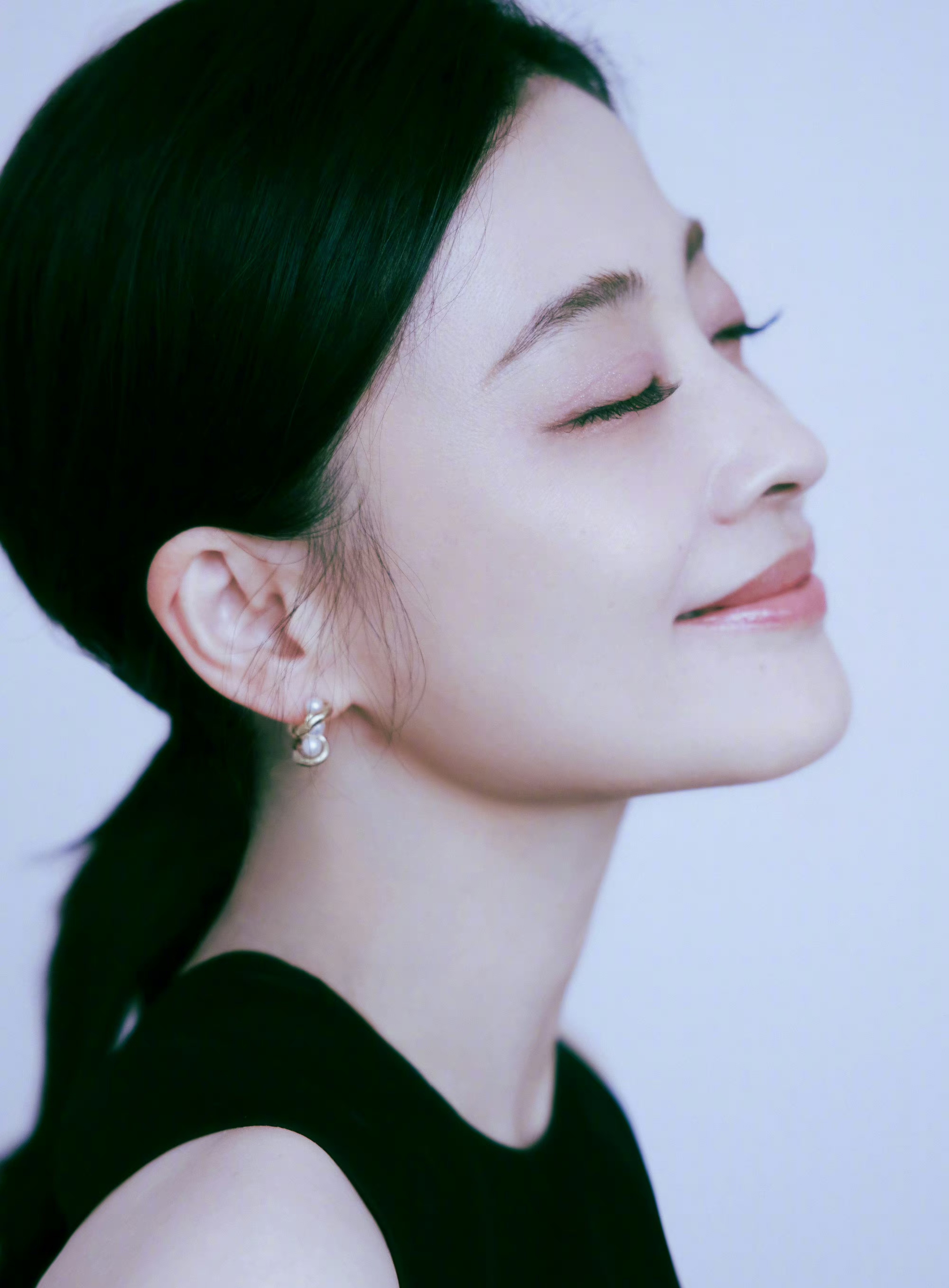 梅婷女儿和她太像了,这气质眼睛,简直一模一样,儿子则更像