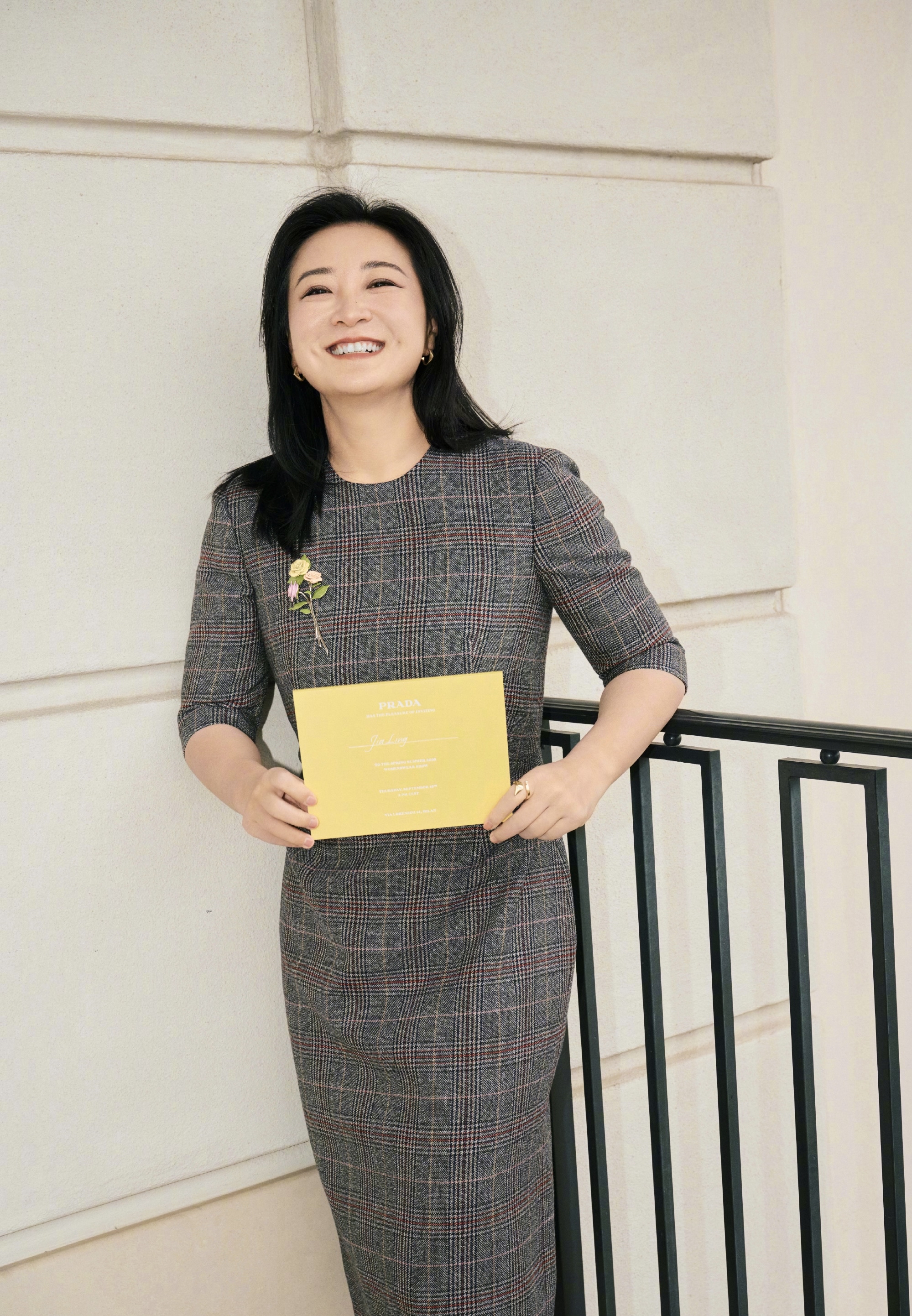 贾玲穿prada现身米兰时装周,瘦身后的贾玲穿上裙子越来越有女人味了