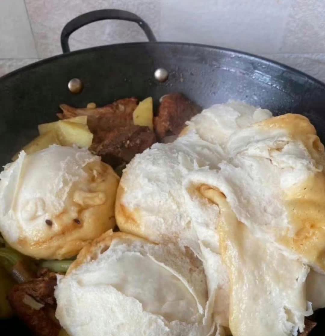 今早用肉菜给儿子蒸了一下他喜欢吃的猪猪馒头可我揭开锅盖的一瞬间