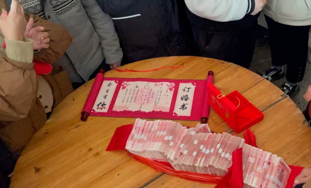 我们心想,亲朋好友们来了,红包怎么也得意思意思吧.