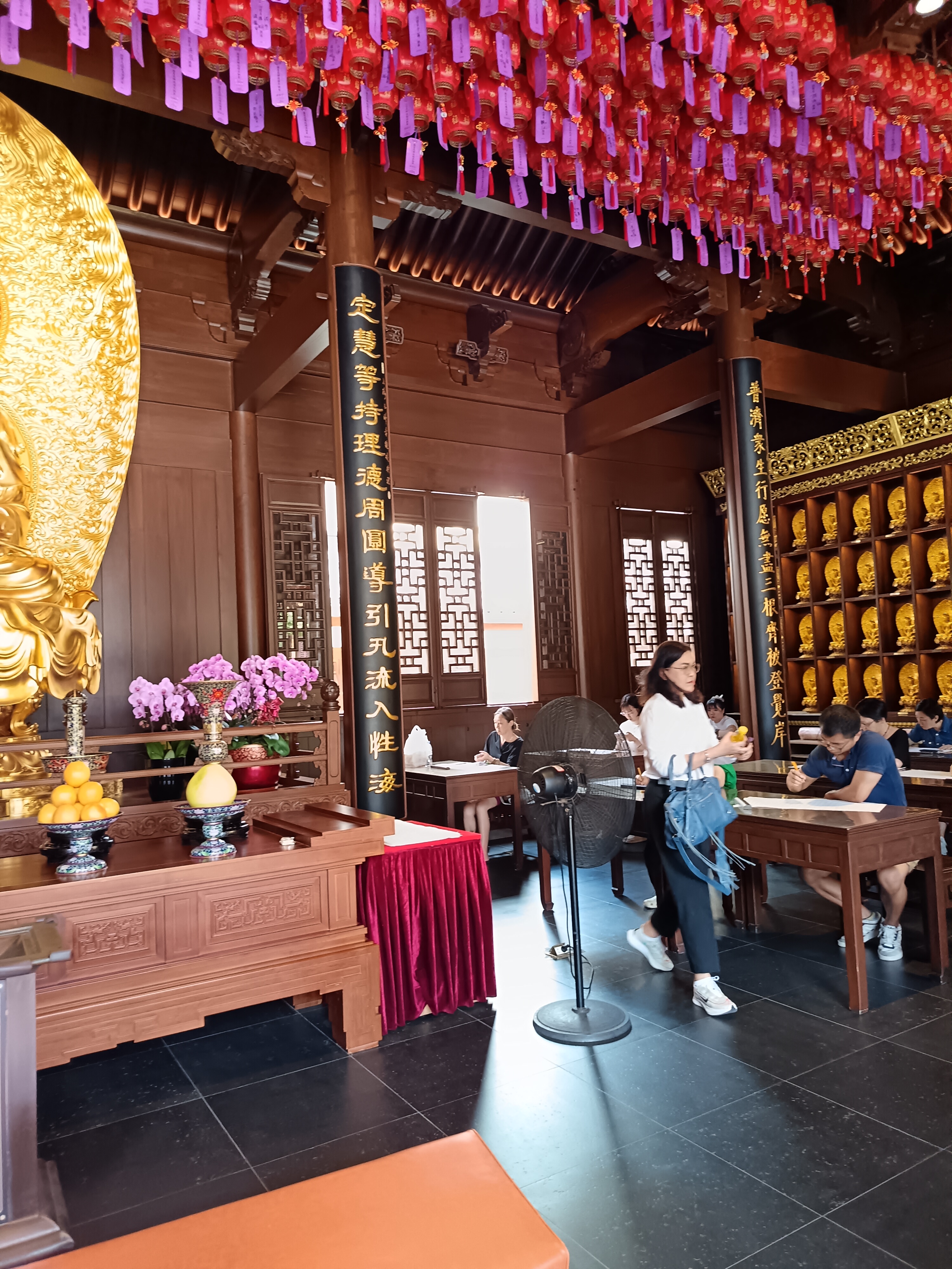 过去到寺庙烧香拜佛的大都是老年人,现在闲暇时间,也有很多年轻人到