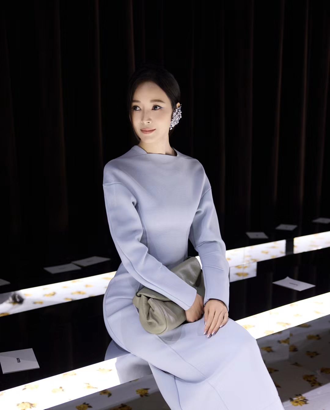 我的妈呀,侯佩岑现在的样子,实在是瘦到我简直不敢认,她的脸颊凹陷