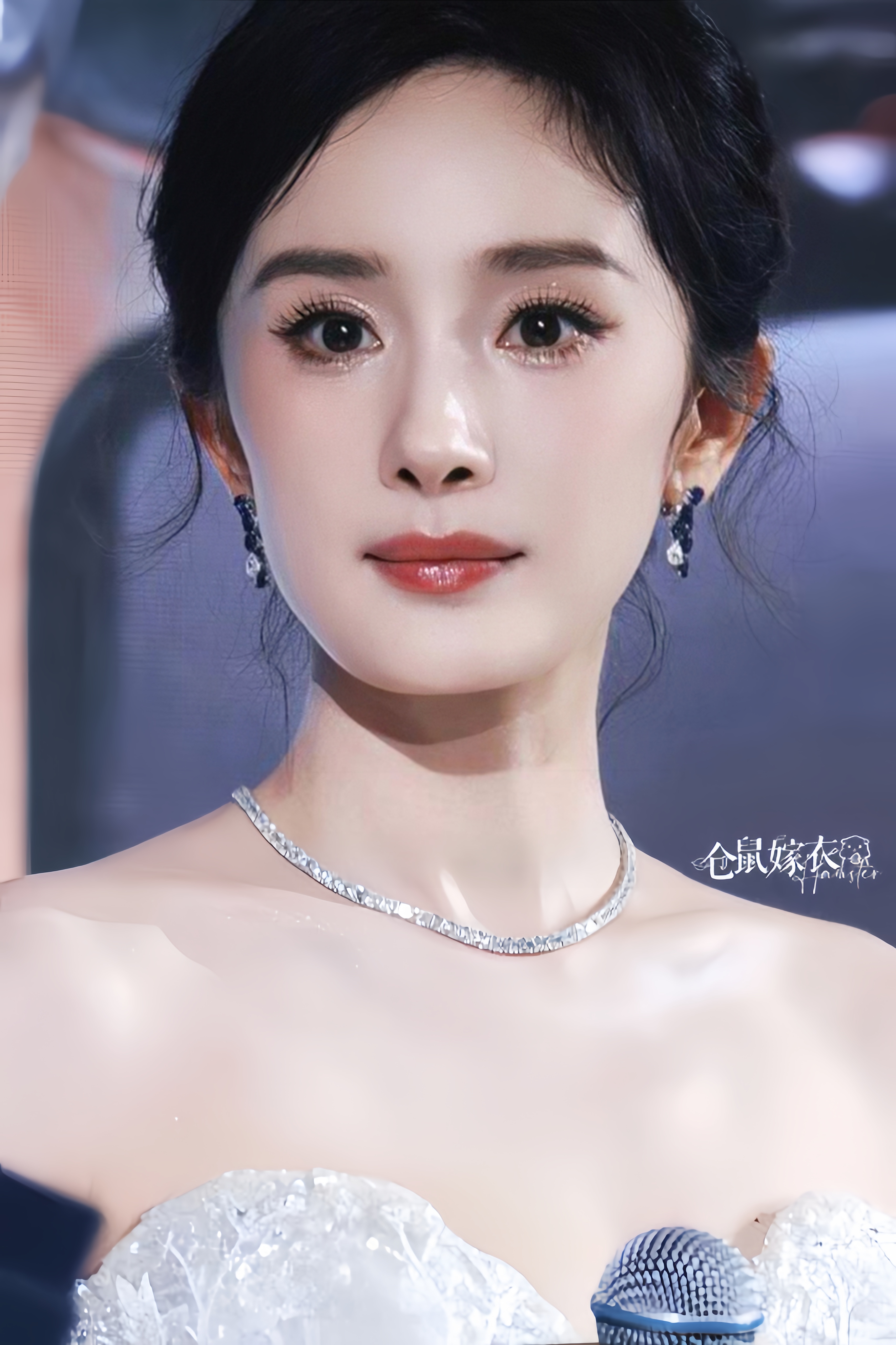 杨幂的胸型确实好看 不过 更好看的是女神手里的三折叠