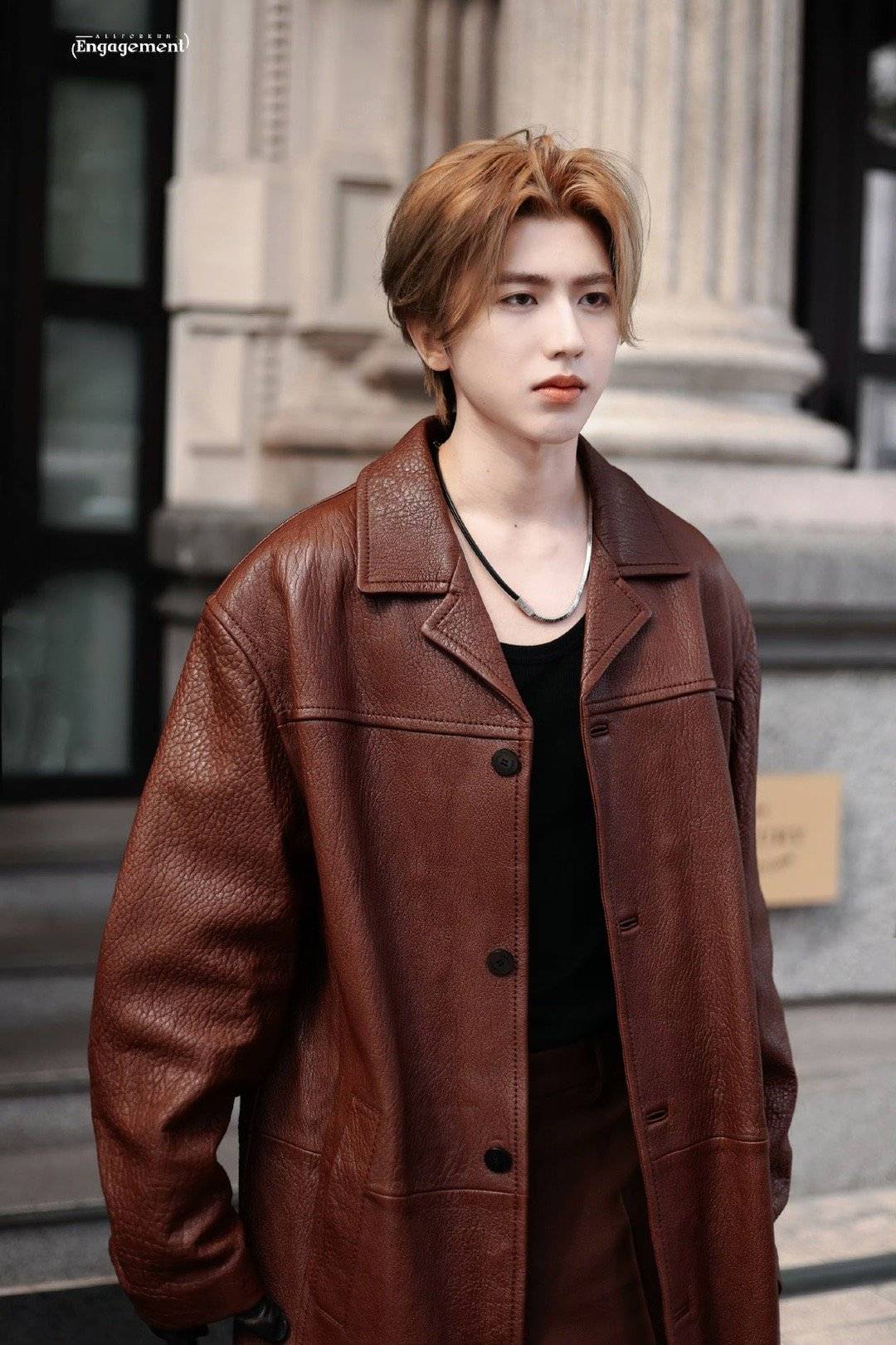 蔡徐坤米兰时装周路透,状态感觉很不错诶 ,依旧帅气在线 !