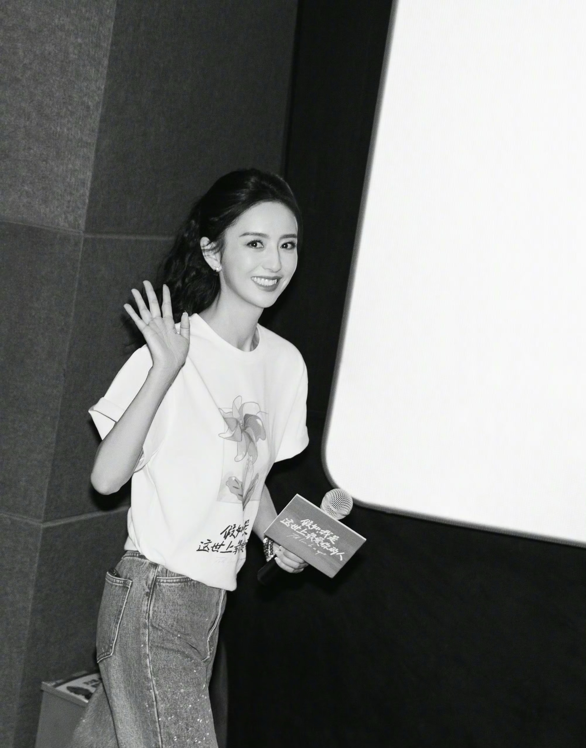 离婚后的佟丽娅终于活出自我了 很为她开心 大美女就应该像红玫瑰一样