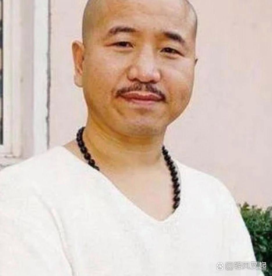 一次,王小利偷接私活,赵本山让他跪下认错,还罚款 10 万元,王小利不服