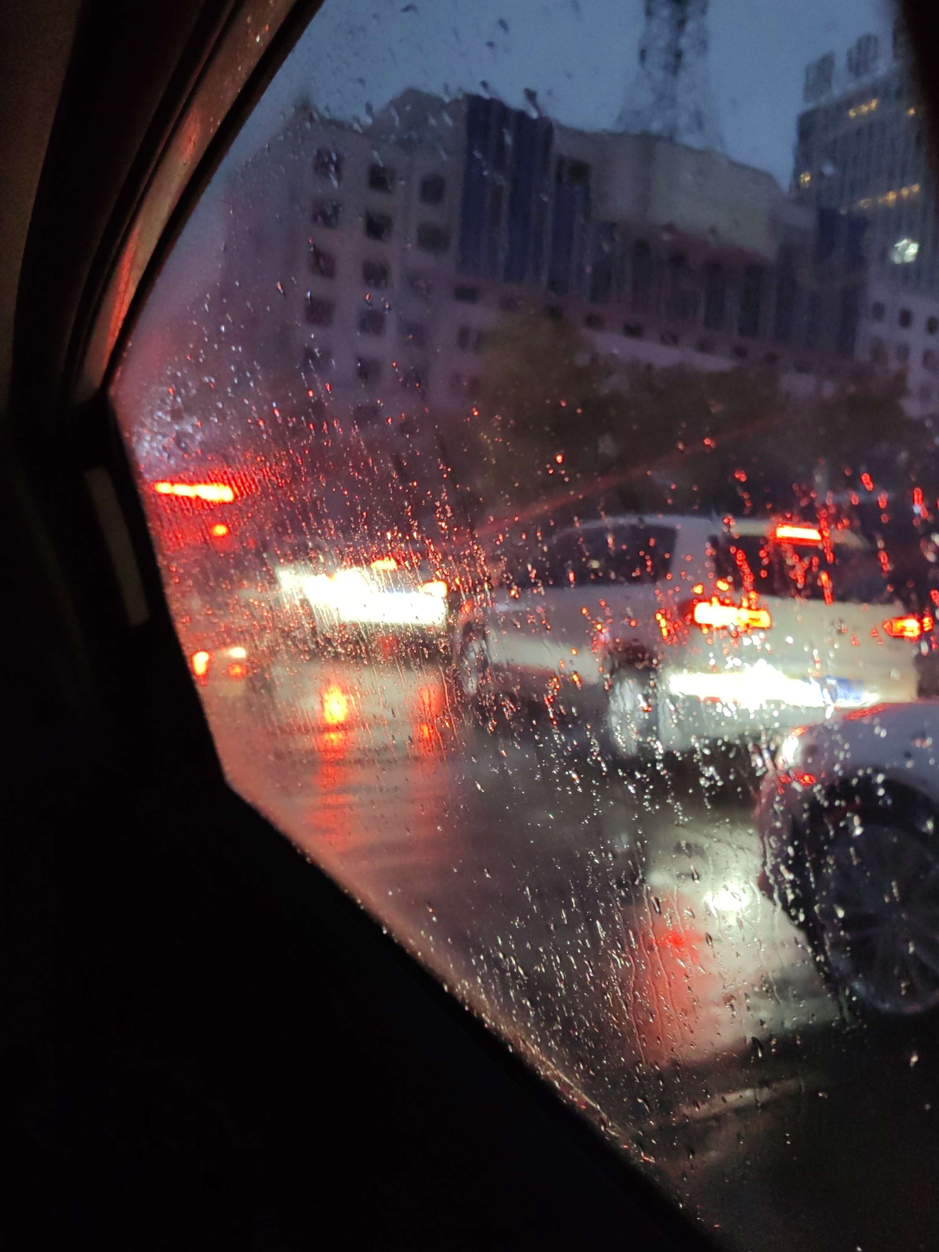下雨加修道,堵车厉害