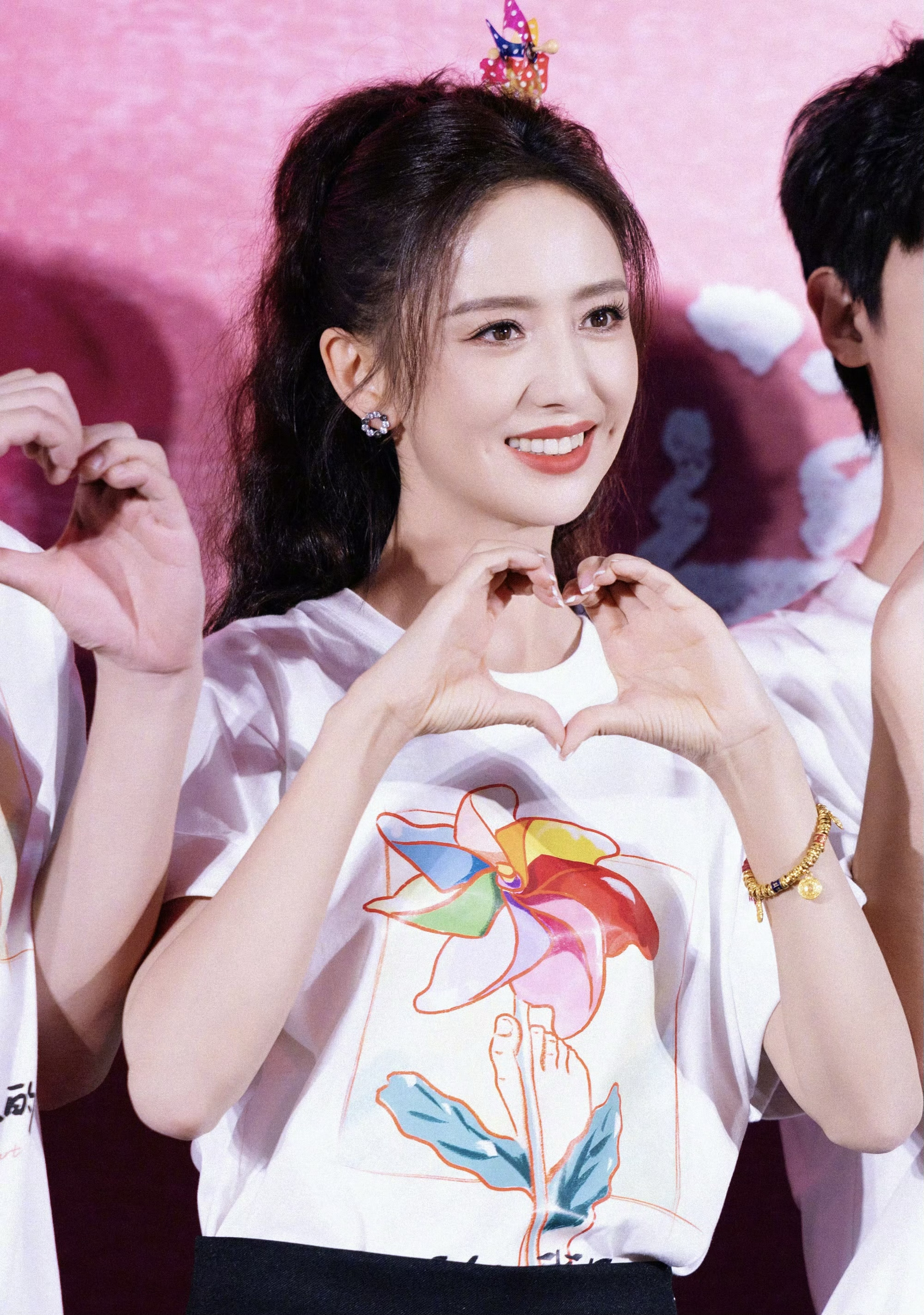 离婚后的佟丽娅终于活出自我了 很为她开心 大美女就应该像红玫瑰一样