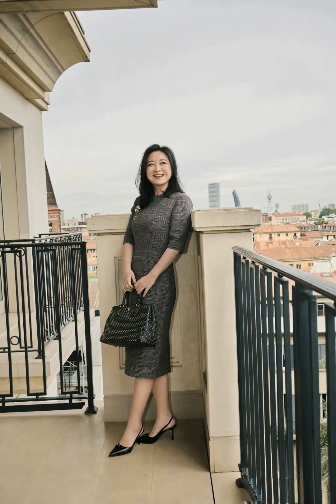 贾玲米兰时装周:身穿格子裙,优雅端庄好迷人,笑容甜美太治愈