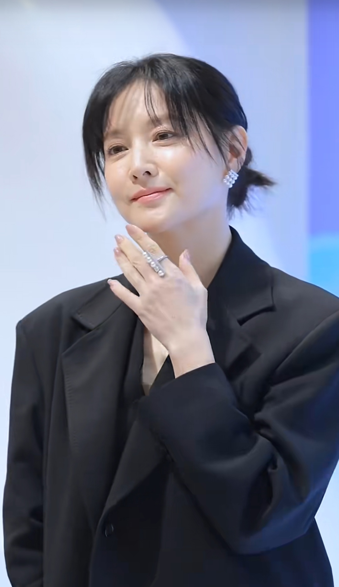 53岁的李英爱最新活动,这状态真不错,皮肤白皙细腻,自然优雅,大气温婉