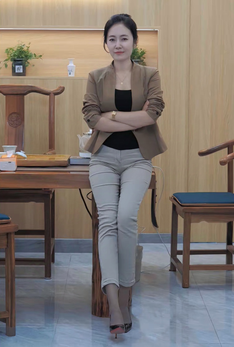 性感迷人的老板娘,每天都让我配她喝壶绿茶,然后去后山公园做有氧运动