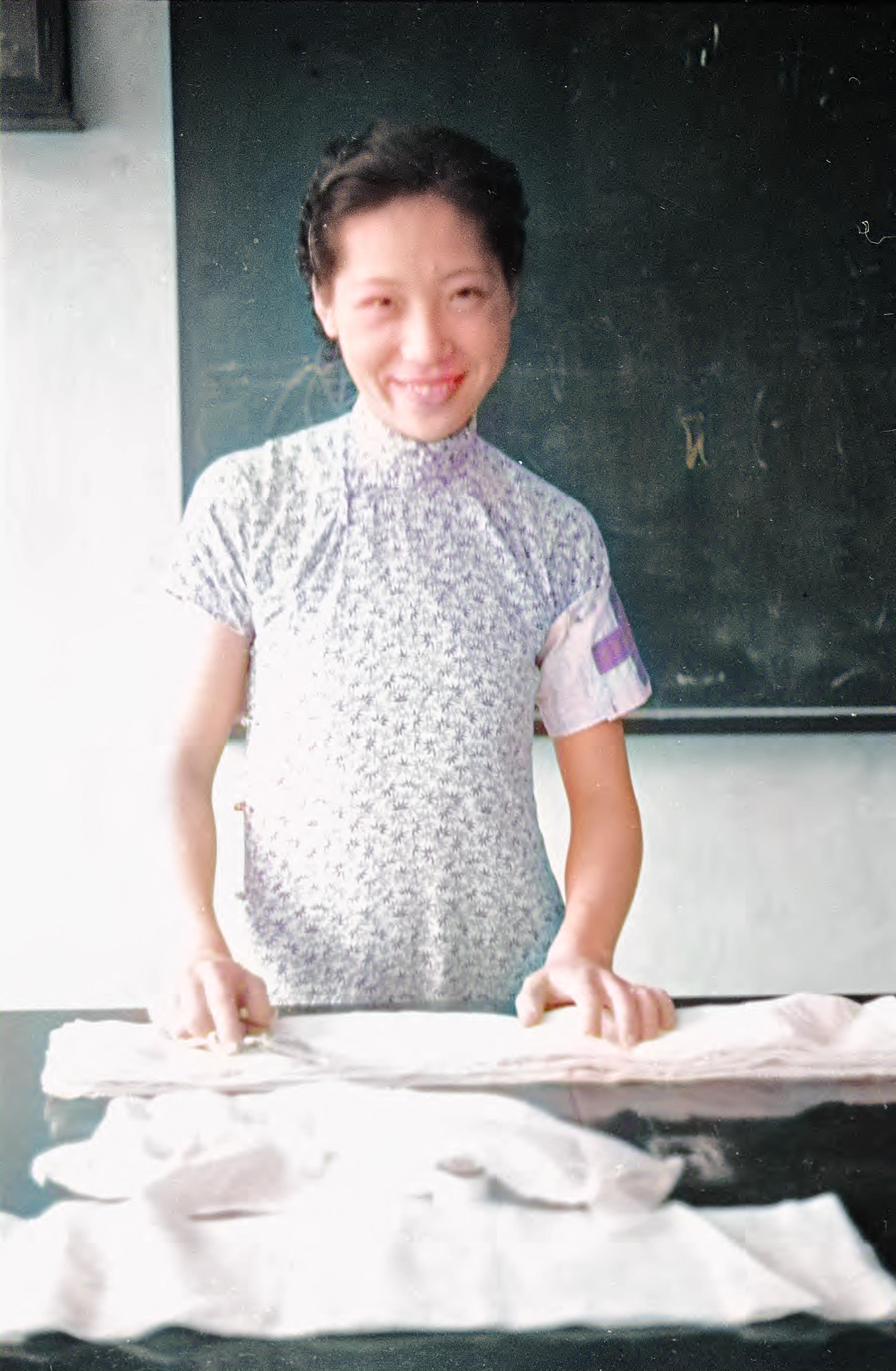 张爱玲:削肩,细腰,平胸,薄而小是标准美女