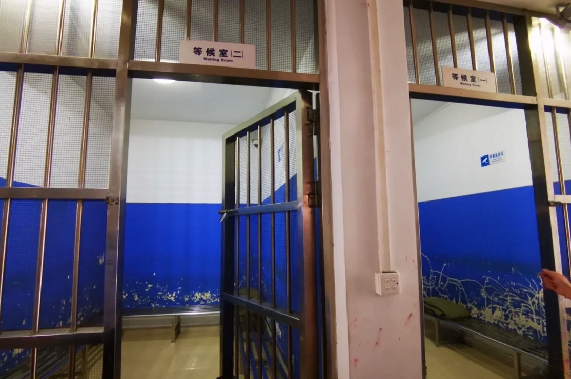 一已婚女子与情人在家中约会,没想到丈夫早已知情,叫