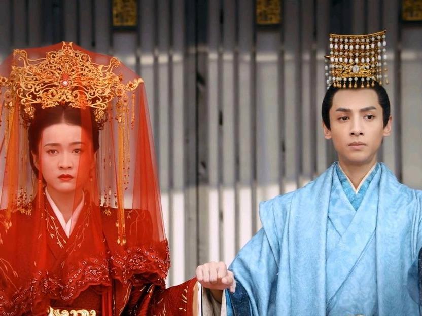 公元前225年,秦始皇让16岁的大女儿华阳公主,带着100名宫女去迎接70岁