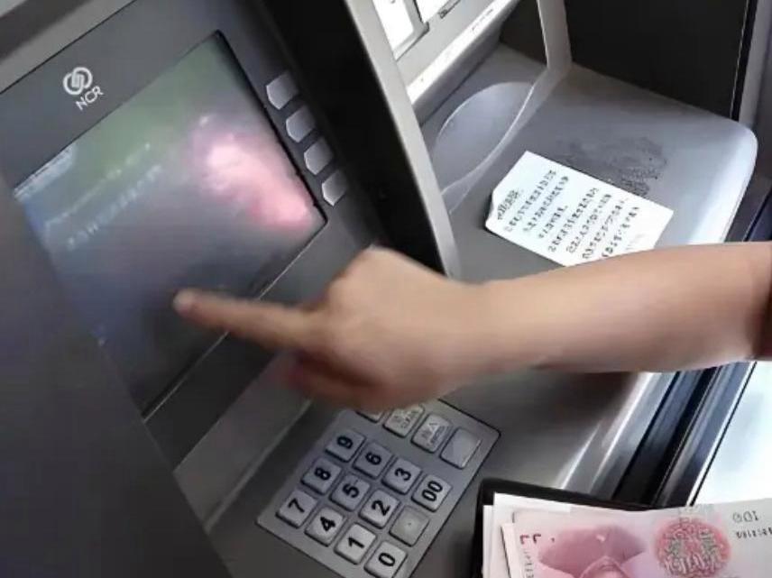 广东广州,一男子银行卡余额175元,打算在atm机上取100元钱,谁知失误多