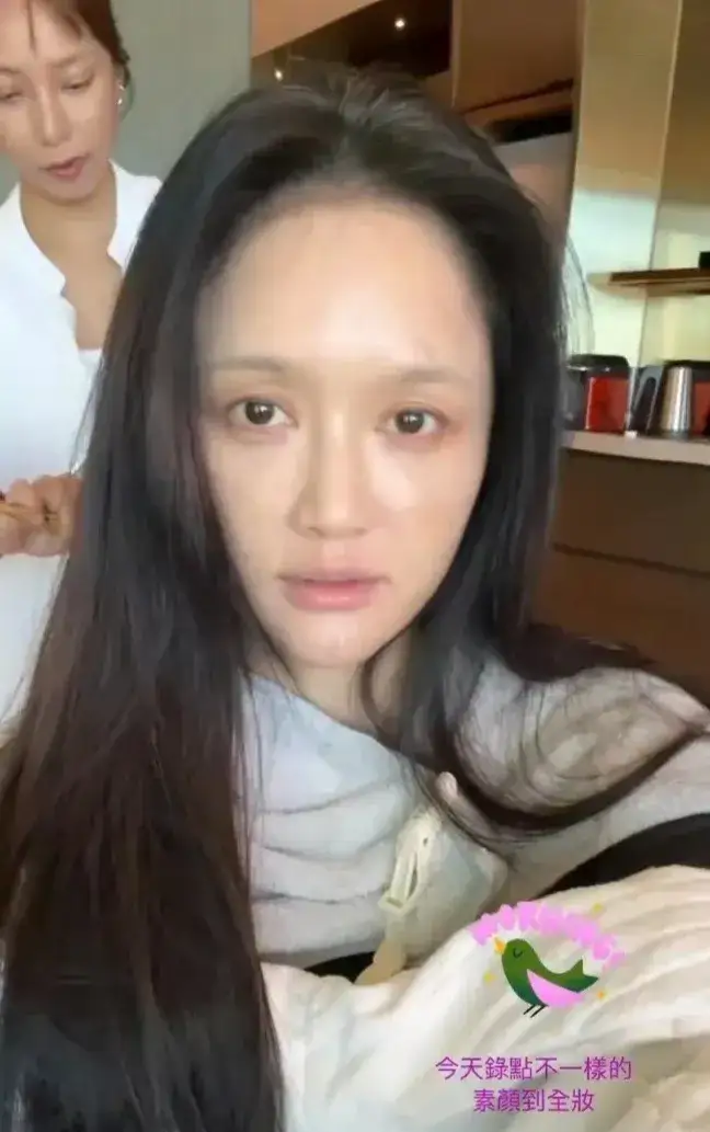 陈乔恩晒自己的素颜照,没有眉毛看起来真的很显老,也没精神,不过五官