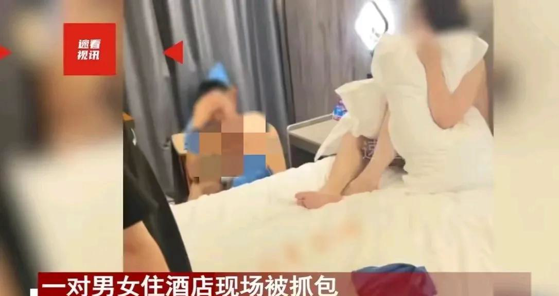 男子和女子相约去酒店滚床单,两人正赤身裸体的步入主题时,房门开了