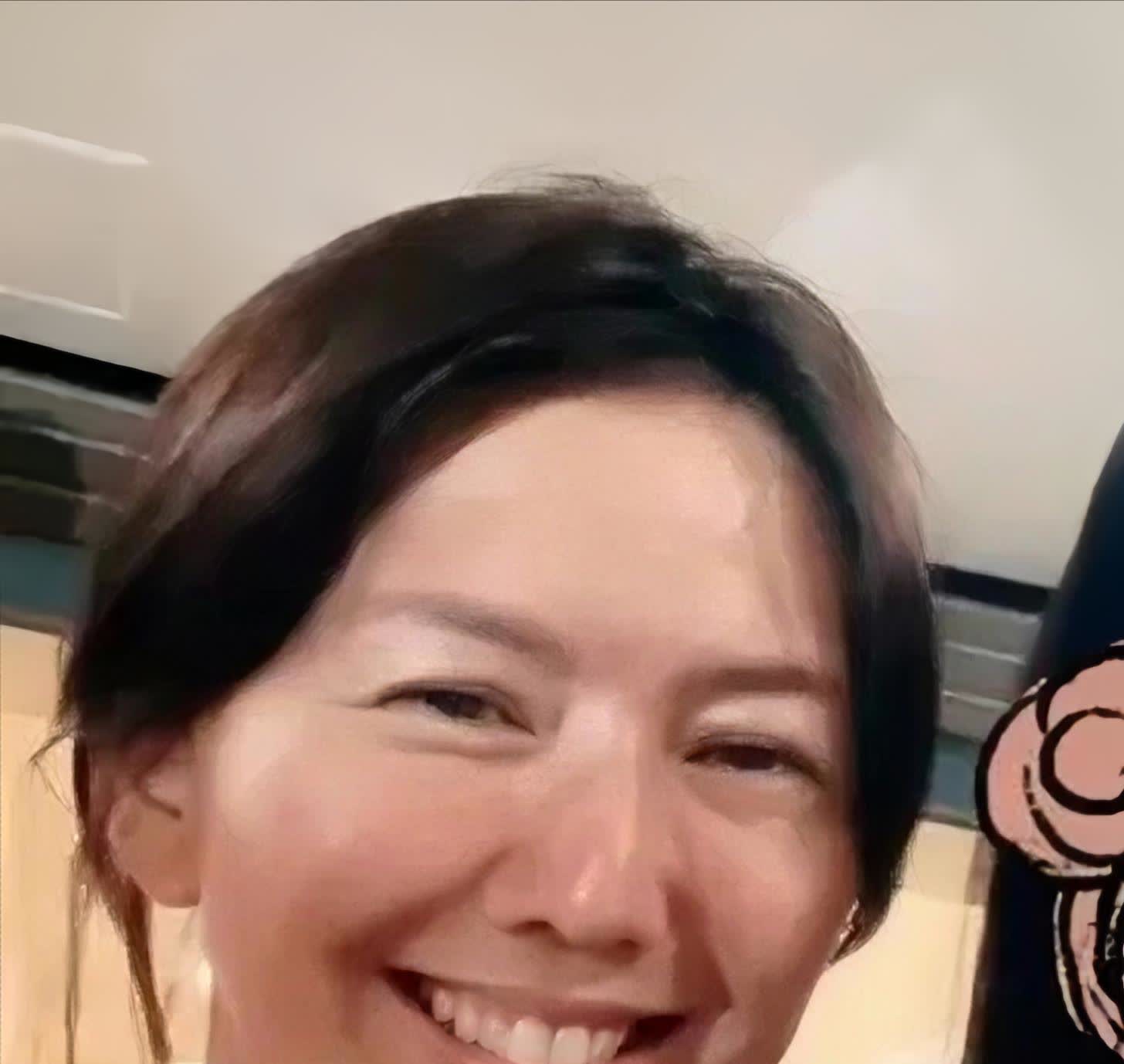 46岁孙燕姿在儿子学校当义工,搬音响打扫卫生,素颜照被嘲像老姨